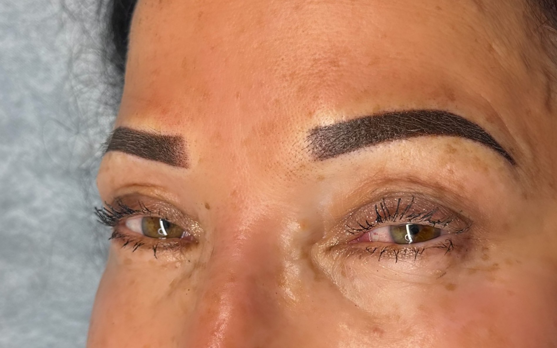 Afgewerkte powder brows bij een klant